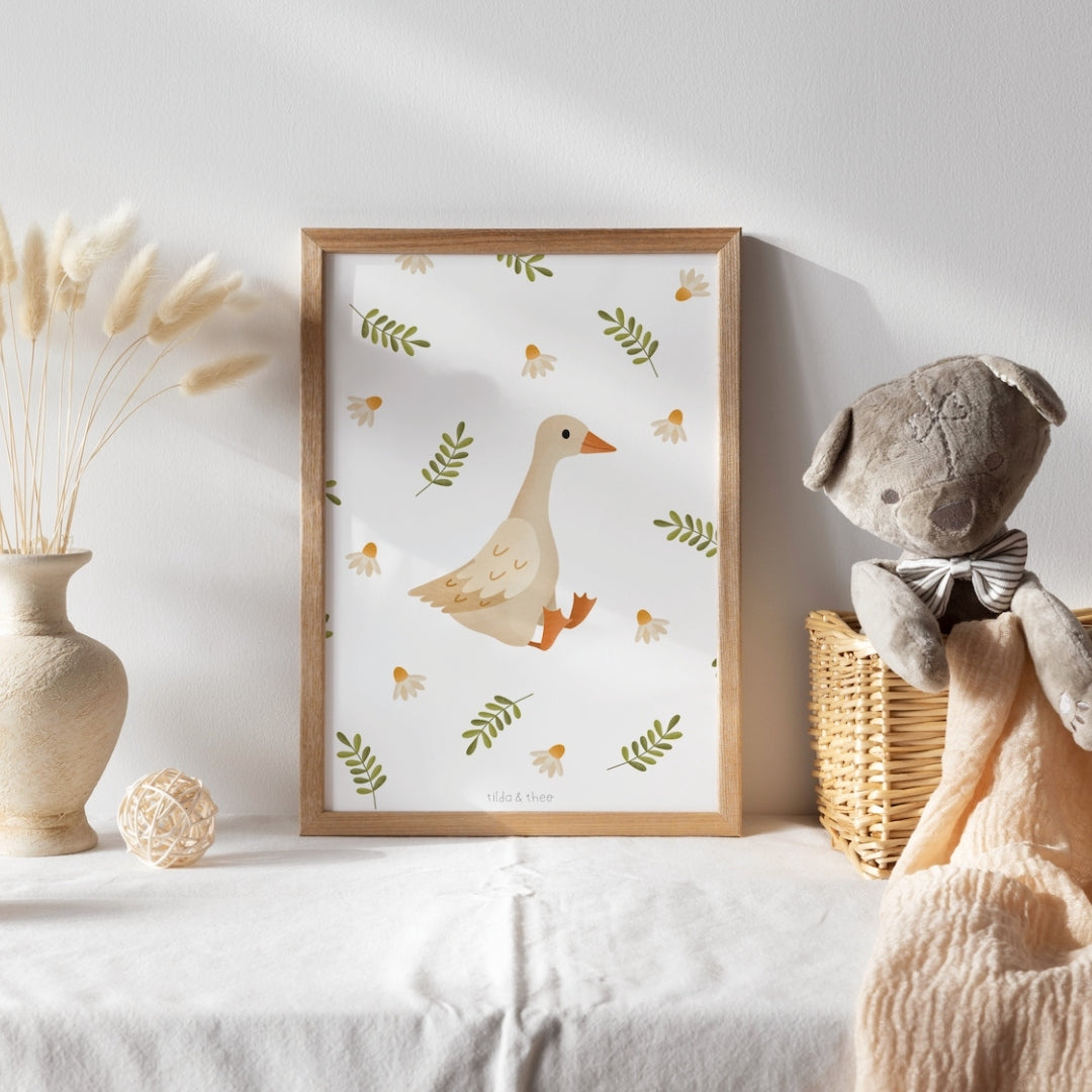 Affiche oie pour enfant présentée dans une décoration de chambre style scandinave